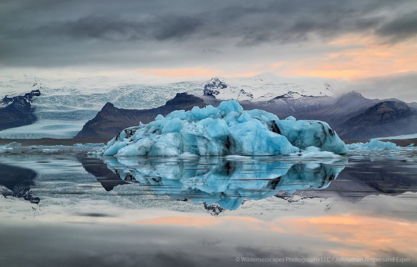 &nbsp;Glacial lagoon&nbsp;icebergs floating out to sea, Iceland.