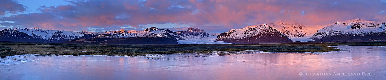 Hvannadalshn&Atilde;&ordm;kur (far right), Iceland's highest mountain, and Vatnaj&Atilde;&para;kull ice field, Skaftafell National...